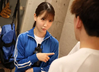 các chàng trai trong câu lạc bộ bóng đá quan hệ tập thể với cô gái xinh dưới khán đài
