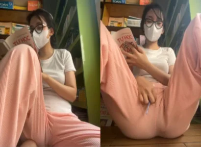 Bé vừa lật sách vừa nhét sextoy vào lồn