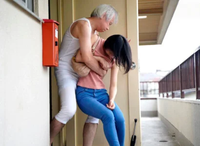 Người vợ trẻ bị bố chồng già hành hạ