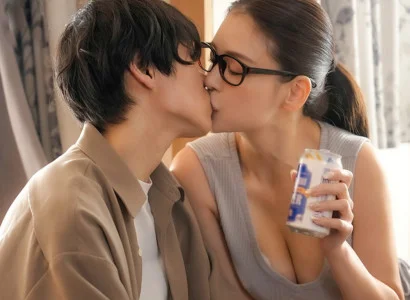 Anh chàng vừa mất người yêu vì bị cắm sừng được chị hàng xóm an ủi và động viên