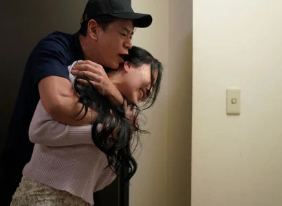Nữ ca sĩ bị người hâm mộ giở trò đồi bại vì vóc dáng quá nuột nà