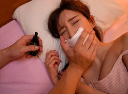 Hắn dùng thuốc mê rồi quan hệ với cô em họ xinh đẹp